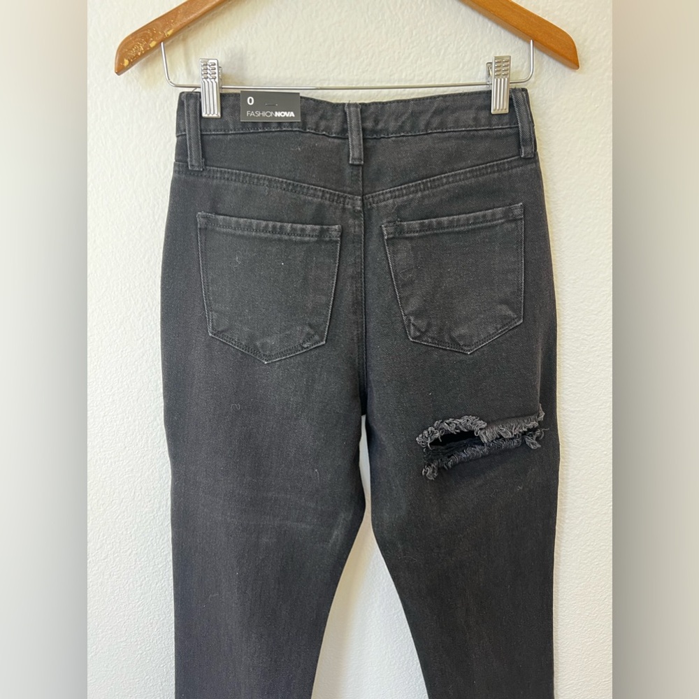 Jaydon Ripped Mom Jeans - Black. Size 0 - Picture 6 of 9